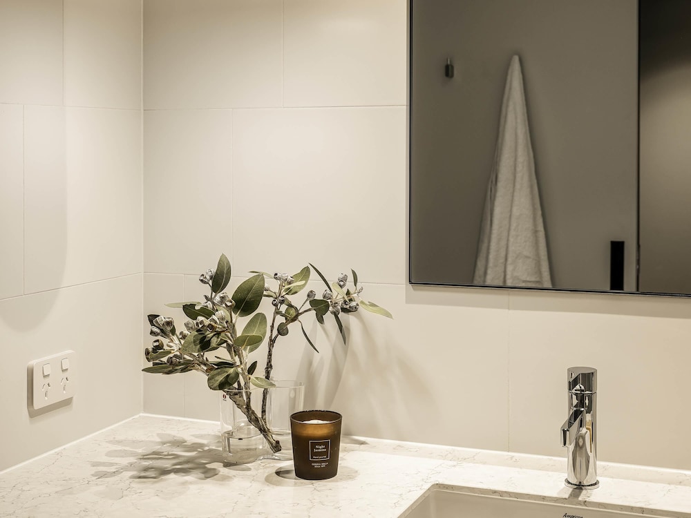 Habitación Deluxe, 1 cama de matrimonio grande del hotel Mercure Sydney Rouse Hill. Foto 1