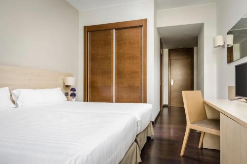 Habitación Doble con cama supletoria del hotel Exe Barcelona Gate. Foto 1