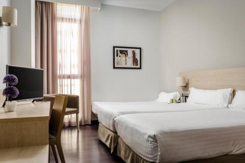 Habitación Doble con cama supletoria del hotel Exe Barcelona Gate. Foto 3