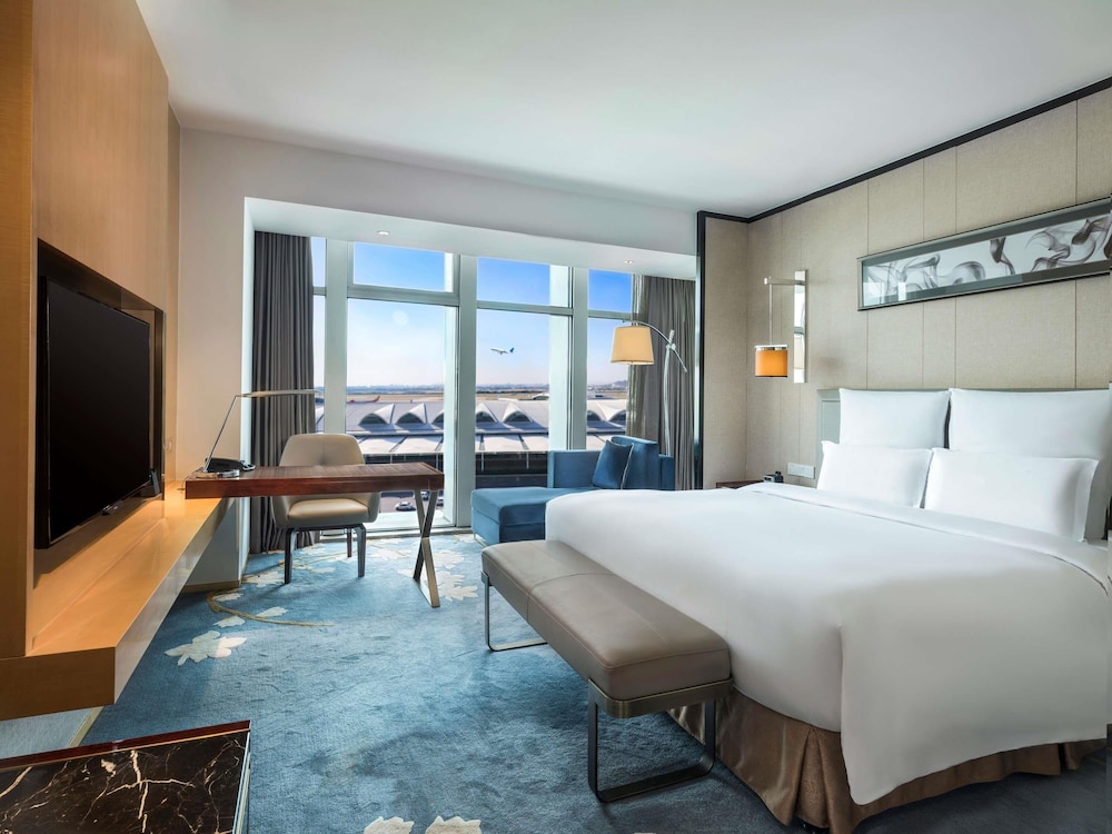 HABITACIÓN EJECUTIVA, Salón Ejecutivo, Una Cama King Size, Vistas al Aeropuerto del hotel Pullman Guangzhou Baiyun Airport
