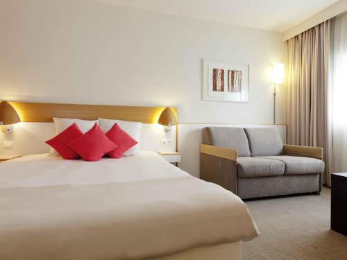 Habitación Doble Clásica con sofá cama del hotel Novotel Paris Orly Rungis