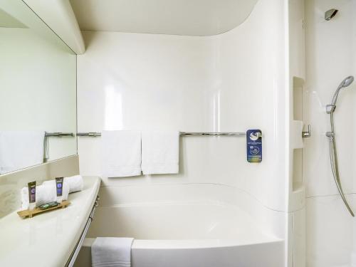 Habitación Doble Clásica con sofá cama del hotel Novotel Paris Orly Rungis. Foto 1