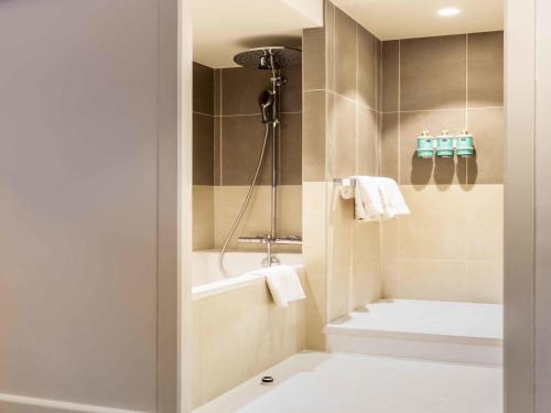 Family Suite with One Double Bed and Two Sofa Beds del hotel Novotel Paris Orly Rungis. Foto 1