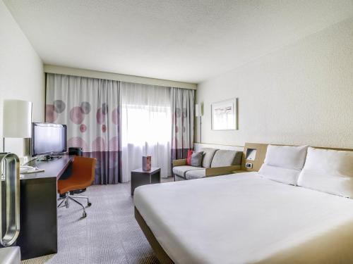 Habitación Doble Clásica con sofá cama del hotel Novotel Paris Orly Rungis