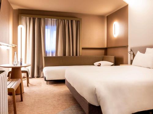 Habitación Doble Superior con sofá del hotel Novotel Paris Orly Rungis