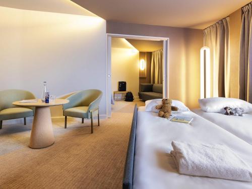 Family Suite with One Double Bed and Two Sofa Beds del hotel Novotel Paris Orly Rungis. Foto 1
