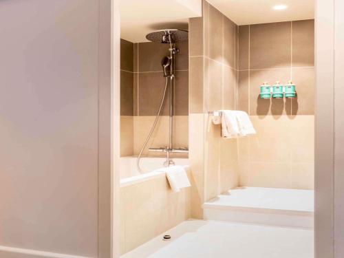 Suite Superior con cama doble y sofá cama doble del hotel Novotel Paris Orly Rungis