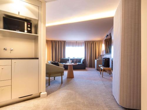 Suite Superior con cama doble y sofá cama doble del hotel Novotel Paris Orly Rungis. Foto 3