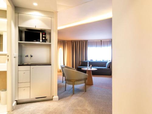 Suite Superior con cama doble y sofá cama doble del hotel Novotel Paris Orly Rungis. Foto 2