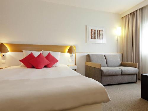 Habitación Doble Clásica con sofá cama del hotel Novotel Paris Orly Rungis. Foto 2