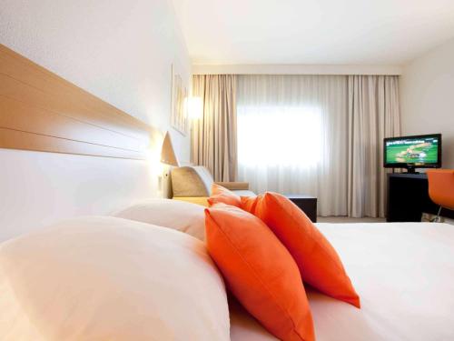 Habitación Doble Clásica con sofá cama del hotel Novotel Paris Orly Rungis. Foto 3
