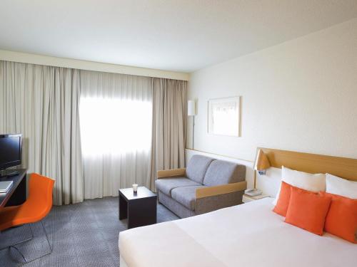 Habitación Doble Clásica con sofá cama del hotel Novotel Paris Orly Rungis. Foto 7