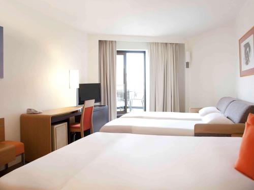 Habitación Doble Clásica con sofá cama del hotel Novotel Paris Orly Rungis. Foto 8