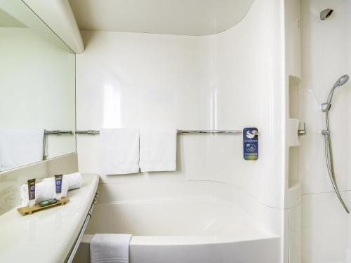 Habitación Familiar Clásica con sofá cama del hotel Novotel Paris Orly Rungis. Foto 3