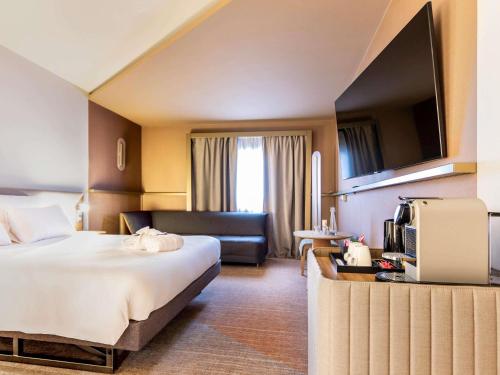 Habitación Doble Executive con sofá cama del hotel Novotel Paris Orly Rungis. Foto 3