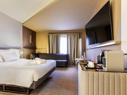 Habitación Doble Executive con sofá cama del hotel Novotel Paris Orly Rungis. Foto 8