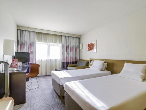 Habitación Doble Clásica - 2 camas y sofá cama del hotel Novotel Paris Orly Rungis. Foto 4