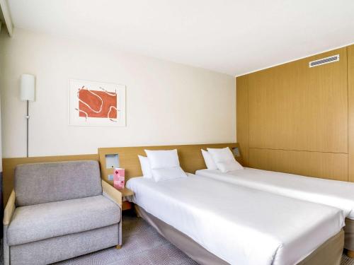 Habitación Doble Clásica - 2 camas y sofá cama del hotel Novotel Paris Orly Rungis. Foto 5