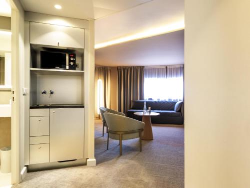 Family Suite with One Double Bed and Two Sofa Beds del hotel Novotel Paris Orly Rungis. Foto 7