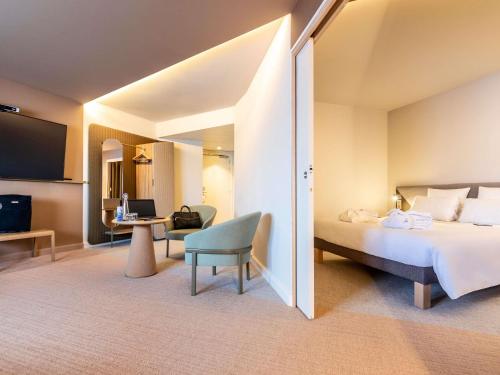 Suite Superior con cama doble y sofá cama doble del hotel Novotel Paris Orly Rungis. Foto 5