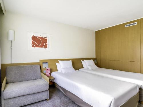 Habitación Doble Clásica - 2 camas y sofá cama del hotel Novotel Paris Orly Rungis. Foto 5