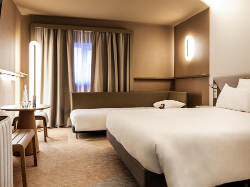 Habitación Doble Superior con sofá del hotel Novotel Paris Orly Rungis. Foto 5