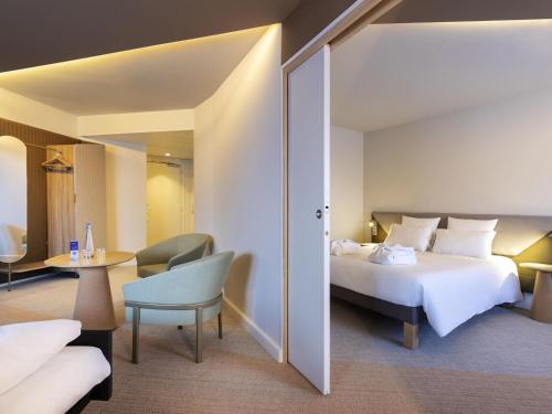 Family Suite with One Double Bed and Two Sofa Beds del hotel Novotel Paris Orly Rungis. Foto 3