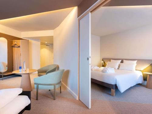 Family Suite with One Double Bed and Two Sofa Beds del hotel Novotel Paris Orly Rungis. Foto 6