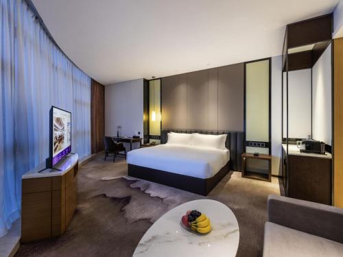 Habitación Privilege con cama extragrande del hotel Mercure Shenzhen Pinghu. Foto 2