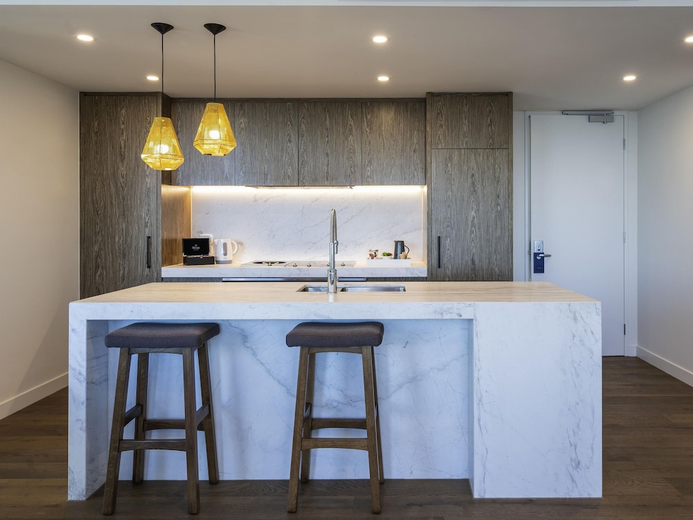 Habitación, varias camas, balcón del hotel The Sebel Melbourne Malvern