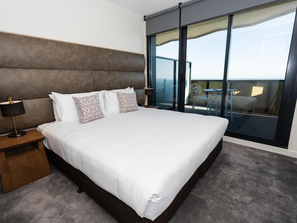 Habitación, varias camas, balcón del hotel The Sebel Melbourne Malvern. Foto 4