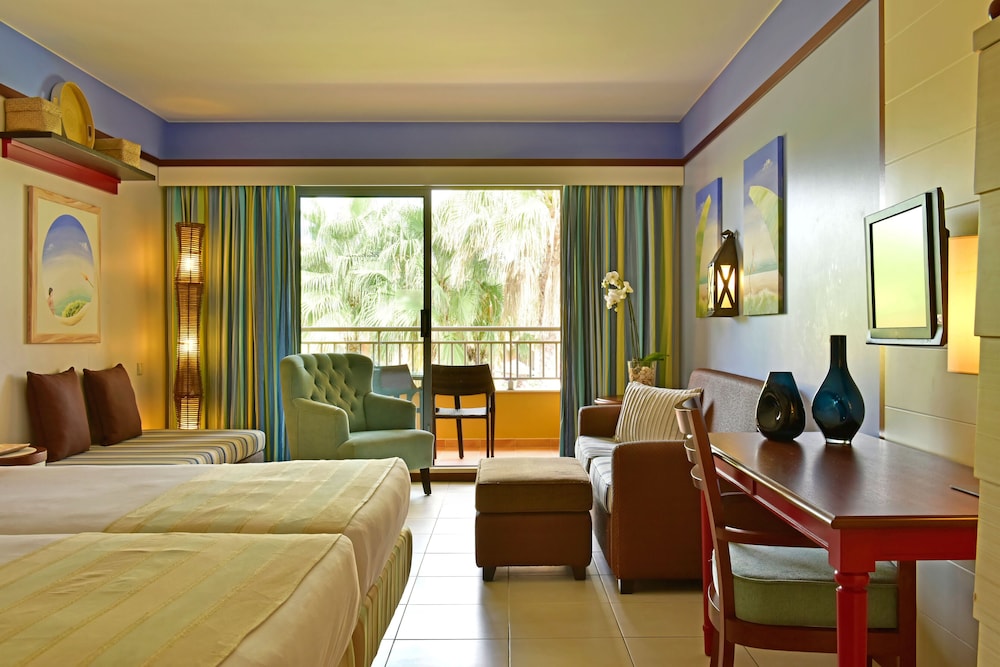Habitación familiar del hotel Pestana Porto Santo Beach Resort and SPA - All Inclusive. Foto 1