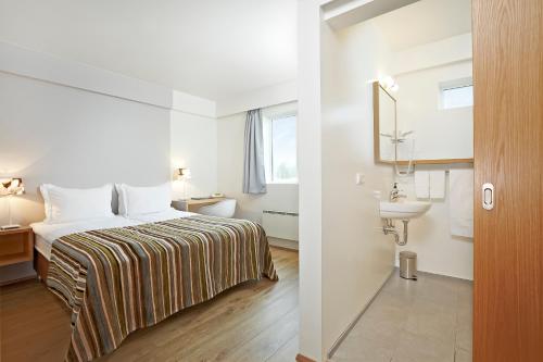 Habitación con cama grande del hotel Klaustur
