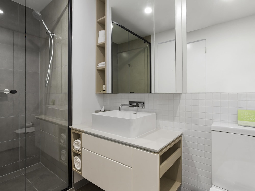 Apartamento de 1 dormitorio con cama king size o dos camas individuales y sofá cama del hotel The Sebel Melbourne Moonee Ponds. Foto 6