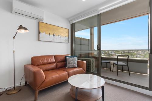Apartamento de 1 dormitorio con dos camas individuales y balcón del hotel The Sebel Melbourne Moonee Ponds. Foto 9
