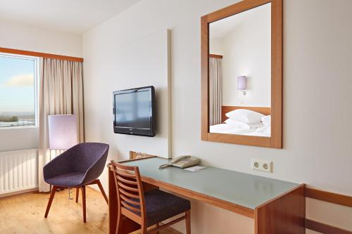Habitación con cama extragrande y cama supletoria del hotel Hérað - Berjaya Iceland Hotels. Foto 1