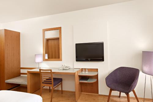 Habitación con cama extragrande y cama supletoria del hotel Hérað - Berjaya Iceland Hotels. Foto 3