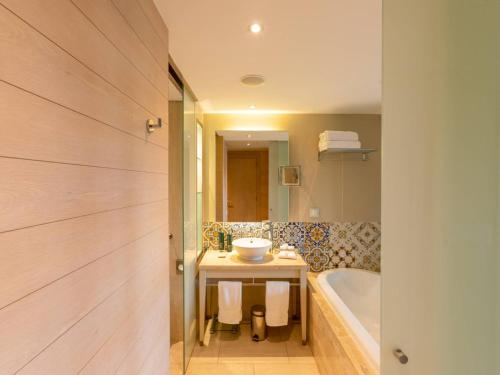 Habitación Deluxe con cama extragrande del hotel Hilton Vilamoura As Cascatas Golf Resort and Spa. Foto 4