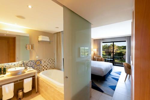 Habitación Familiar del hotel Hilton Vilamoura As Cascatas Golf Resort and Spa. Foto 3