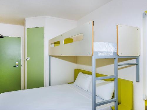Habitación Estándar con cama grande y litera individual del hotel Ibis Budget Dandenong. Foto 3