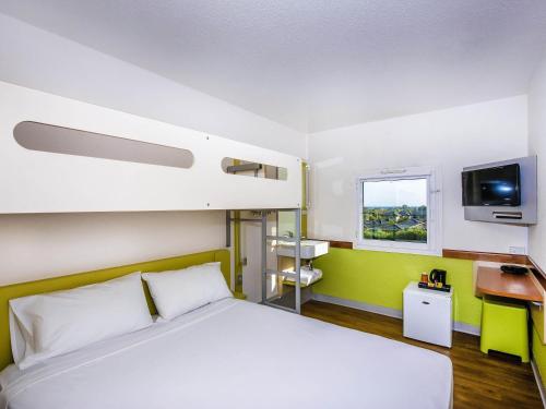 Habitación Estándar con cama grande y litera individual del hotel Ibis Budget Dandenong. Foto 4