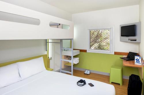 Habitación Estándar con cama grande y litera individual del hotel Ibis Budget Dandenong. Foto 5