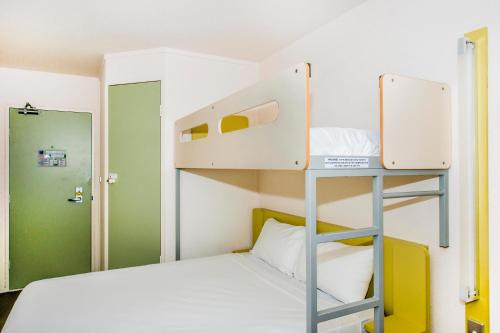Habitación Estándar con cama grande y litera individual del hotel Ibis Budget Dandenong. Foto 7