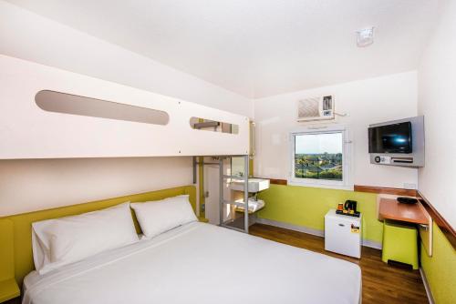 Habitación Estándar con cama grande y litera individual del hotel Ibis Budget Dandenong. Foto 8