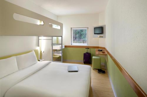 Habitación Estándar con cama grande y litera individual del hotel Ibis Budget Dandenong. Foto 9