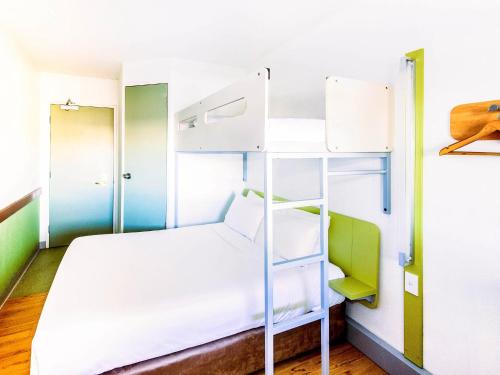 Habitación Estándar con cama grande y litera individual del hotel Ibis Budget Dandenong. Foto 11
