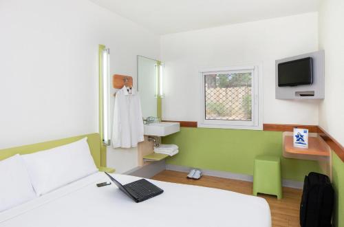 Habitación Estándar - 1 cama grande del hotel Ibis Budget Dandenong. Foto 7