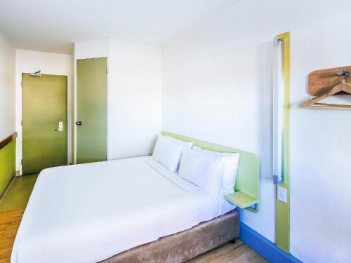 Habitación Estándar - 1 cama grande del hotel Ibis Budget Dandenong. Foto 9