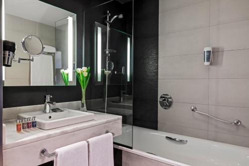 Habitación Triple Superior del hotel Zentral Castellana Norte. Foto 4