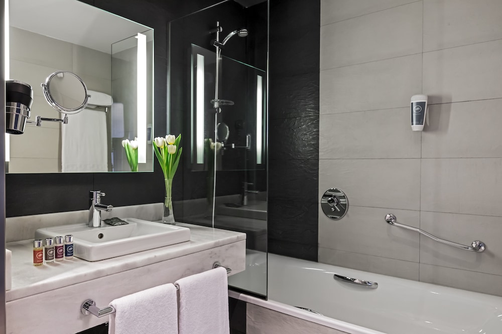 Habitación Cuádruple Familiar del hotel Zentral Castellana Norte. Foto 3